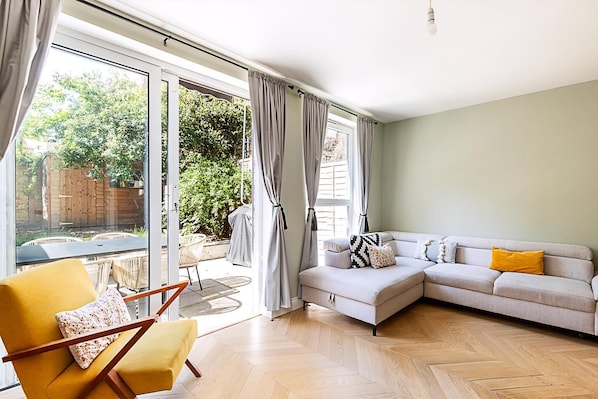 Apartment (Stylish Islington Garden Flat Sleeps ) | Living room | TV