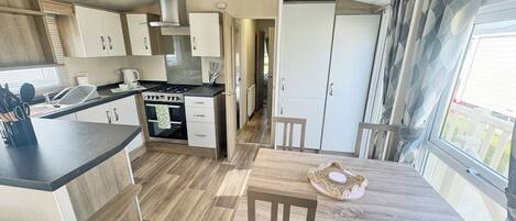 Køleskab, ovn, kogeplade, brødrister