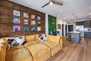 Smart TV - Rodeo Roundup by AvantStay | Modern Retreat Near Parks, Music & Nightlife (Nashville)