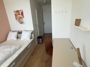 1 habitación y espacio para trabajar con laptop