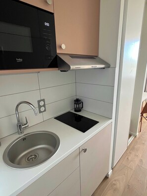 Refrigerador, microondas, placa de cocina, cafetera/tetera