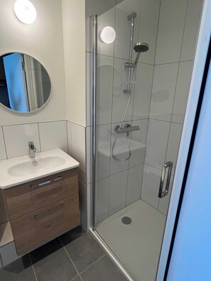 House | Bathroom | Hair dryer, towels, shampoo - Comfort Studio in a Premium Residence- Sport/cinema (Huningue)