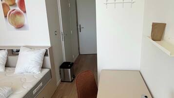 House | 1 bedroom, laptop workspace, iron/ironing board, bed sheets