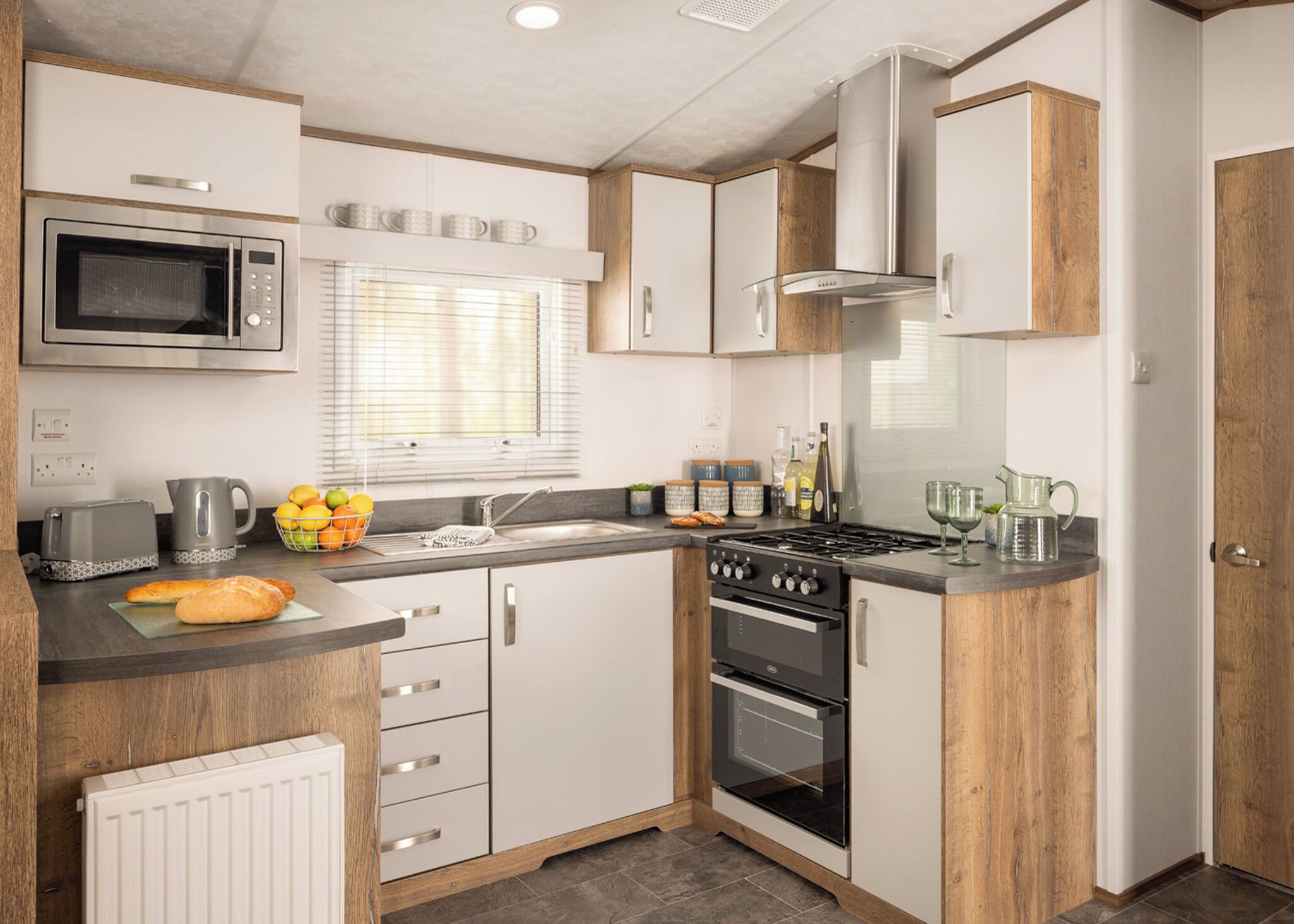 Kjøleskap, ovn, kokeplater og brødrister