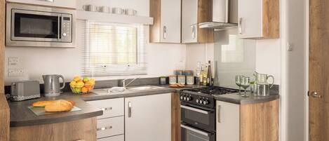 Kjøleskap, ovn, kokeplater og brødrister