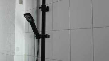 Douche, sĂšche-cheveux, serviettes fournies, savon