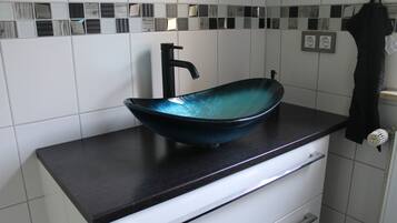 Douche, sĂšche-cheveux, serviettes fournies, savon