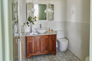 Shower, towels - Suite Alfonso XII (Vigo)