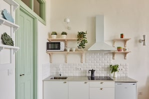 Fridge, microwave, oven, coffee/tea maker - Suite Alfonso XII (Vigo)