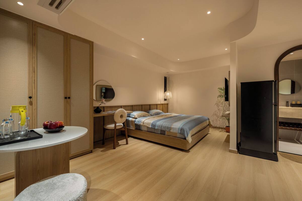 Deluxe Studio, 1 King Bed | Desk, laptop workspace, free WiFi