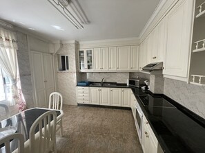 Geladeira, micro-ondas, fogão, talheres/pratos/utensílios de cozinha