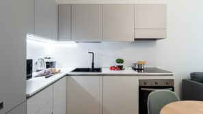 Apartamento (1 Bedroom) | Cozinha privada | Micro-ondas, fogão, chaleira elétrica, cadeirão de bebê