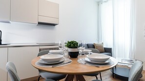 Lägenhet (1 Bedroom) | Vardagsrum | 32-tums smart-tv med kabelkanaler