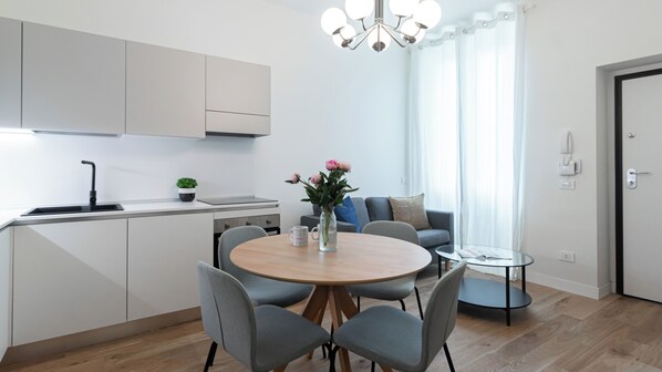 Apartamento (1 Bedroom) | Cozinha privada | Micro-ondas, fogão, chaleira elétrica, cadeirão de bebê