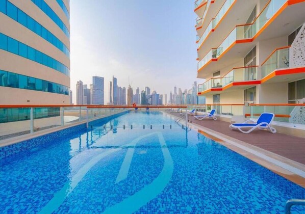 Outdoor pool - 1BR Penthouse in Millenium Binghatti (Dubai)