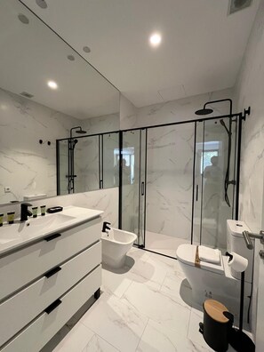 Douche, sèche-cheveux, bidet, serviettes fournies