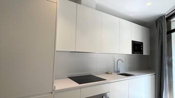 Een microgolfoven, een oven, een kookplaat, een vaatwasser