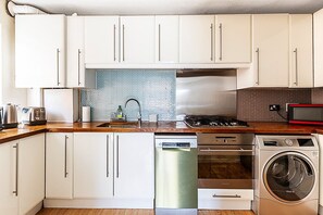 Apartment (Quiet and cosy 2-bed in Wimbledon) | Private kitchen