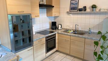 Refrigerador, horno, placa de cocina, cafetera/tetera