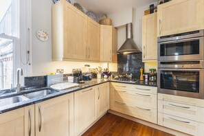 Apartment (Stylish Hampstead Retreat by the Heat) | Private kitchen