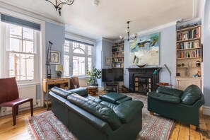 Apartment (Stylish Hampstead Retreat by the Heat) | Living room | TV