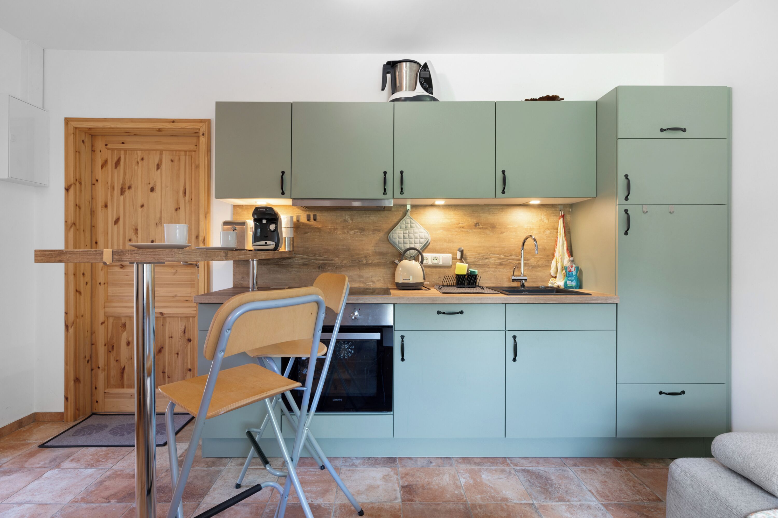 Kylskåp, ugn, spishäll och kaffe- och tebryggare