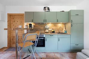 Fridge, oven, stovetop, coffee/tea maker