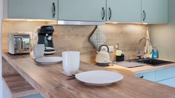 Fridge, oven, stovetop, coffee/tea maker