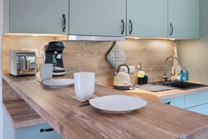 Kühlschrank, Ofen, Herdplatte, Wasserkocher mit Kaffee-/Teezubehör