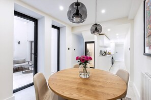 Apartment (Elegant South Kensington Retreat w/ O) | Private kitchen | Cookware/dishes/utensils - Elegant South Kensington Retreat w/ Outdoor Spaces (London)