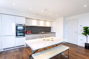 Exterior - Stunning Brentford Penthouse (Brentford)
