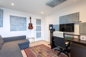 Exterior - Stunning Brentford Penthouse (Brentford)