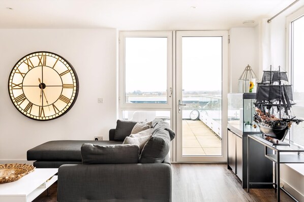 Exterior - Stunning Brentford Penthouse (Brentford)