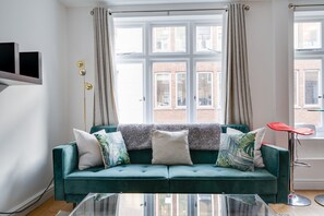 Apartment (Lovely Charing Cross Apartment) | Living room