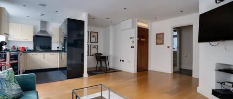 Apartment (Lovely Charing Cross Apartment) | Living room