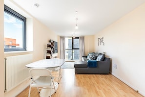 Apartment (Sleek Flat w/ River Views In Canary W) | Living room