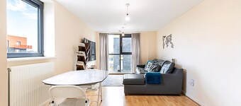 Sleek Flat w/ River Views In Canary Wharf