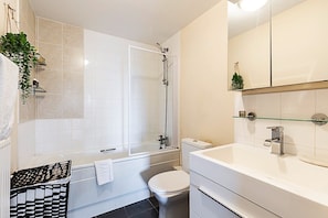 Apartment (Sleek Flat w/ River Views In Canary W) | Bathroom