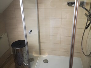 Shower, towels - Apartment 'Eckert' with Shared Garden, Balcony and Wi-Fi (Wehr)
