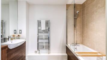 Apartment (Canning Town Pied-à-Terre) | Bathroom | Towels