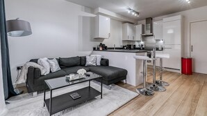 Un apartamento moderno con sala de estar, cocina y comedor.