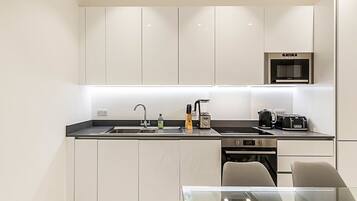 Căn hộ (Stylish Two-Bed Flat Near Oxford Circ) | Bếp riêng