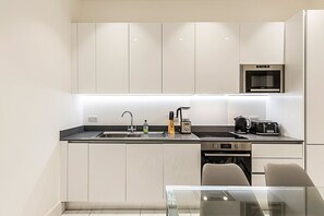Apartment (Stylish Two-Bed Flat Near Oxford Circ) | Private kitchen