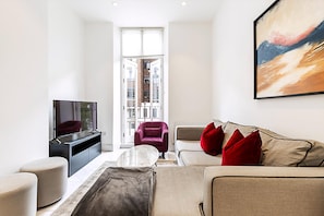 Apartment (Stylish Two-Bed Flat Near Oxford Circ) | Living room - Stylish Two-bed Flat Near Oxford Circus (London)