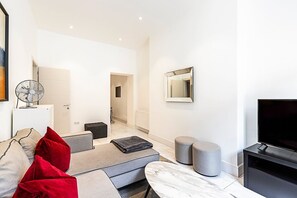 Apartment (Stylish Two-Bed Flat Near Oxford Circ) | Living room - Stylish Two-bed Flat Near Oxford Circus (London)