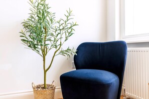 Living room - Upscale & Serene Getaway - Prime Chelsea Location! (London)