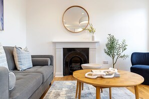 Apartment (Upscale & Serene Getaway - Prime Chel) | Living room