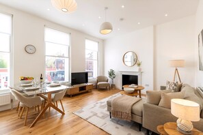 Apartment (Bright & Elegant Chelsea Getaway: Pri) | Living room