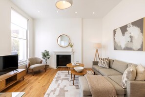 Apartment (Bright & Elegant Chelsea Getaway: Pri) | Living room