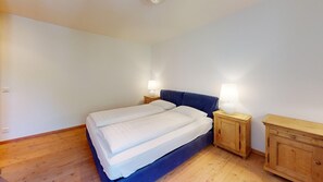 3 bedrooms, desk, free WiFi, bed sheets